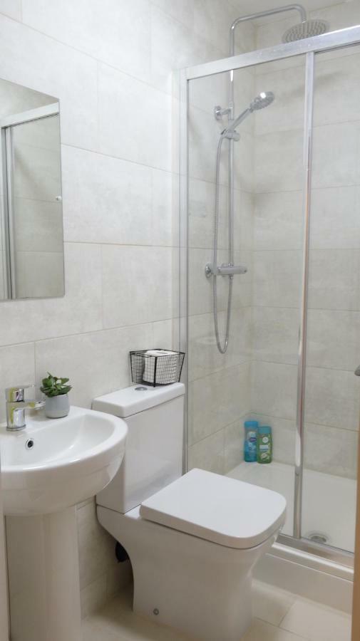 Luxury 2 Bed 2 Bath - Free Parking - 5Min To Airport - Sleeps 6 Lejlighed Ashford  Eksteriør billede