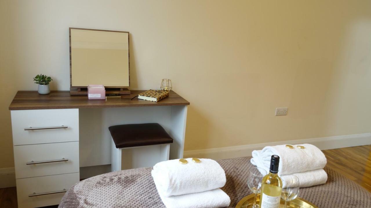 Luxury 2 Bed 2 Bath - Free Parking - 5Min To Airport - Sleeps 6 Lejlighed Ashford  Eksteriør billede