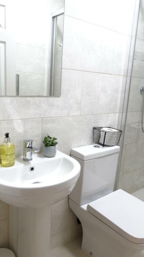 Luxury 2 Bed 2 Bath - Free Parking - 5Min To Airport - Sleeps 6 Lejlighed Ashford  Eksteriør billede
